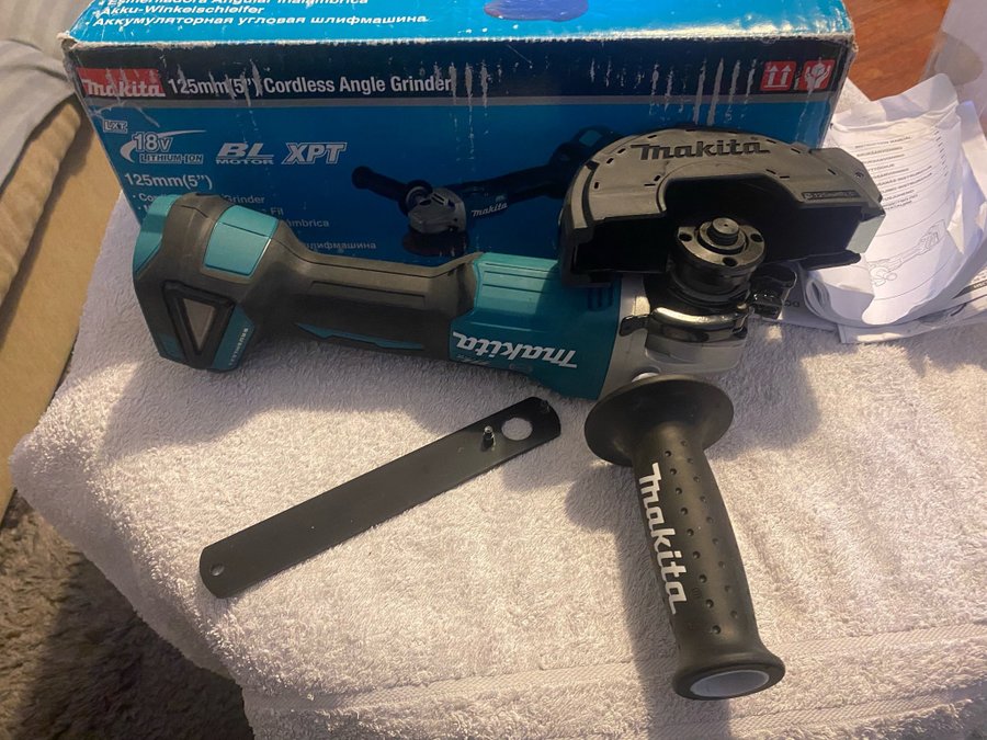 Makita DGA 506