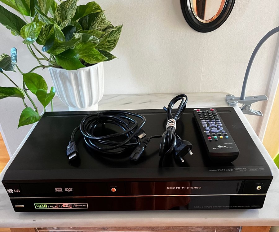 Fungerande inspelningsbar DVD / VHS med HDMI-utgång Modell LG RCT 699 H