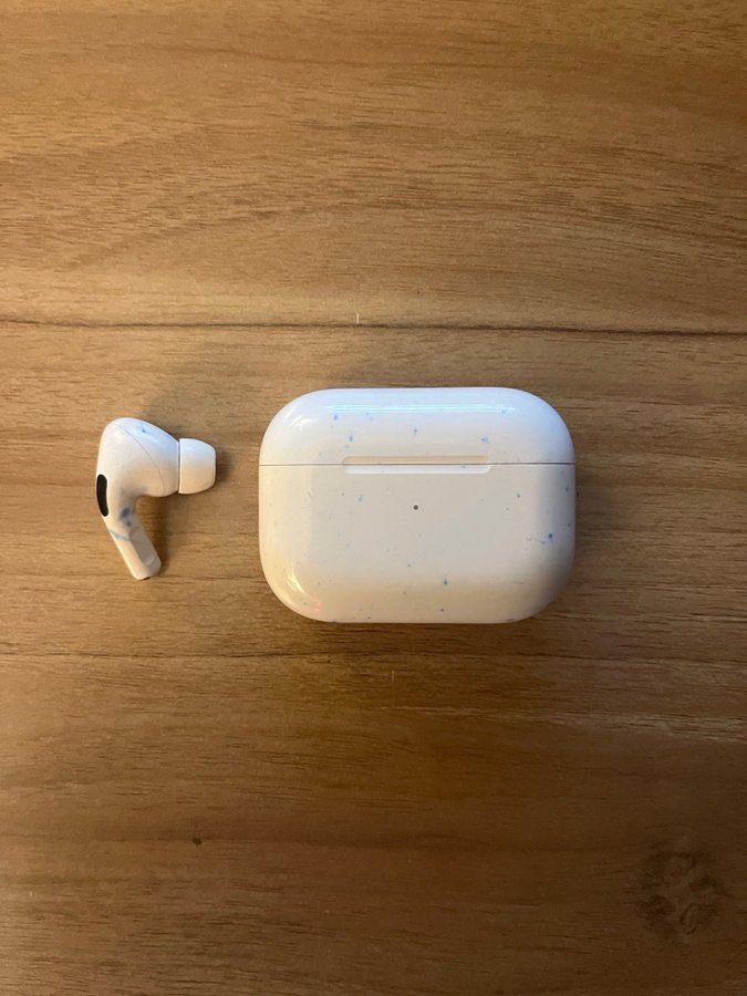 AirPods Pro med höger hörlur