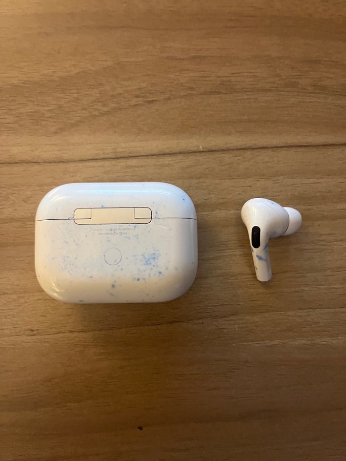 AirPods Pro med höger hörlur