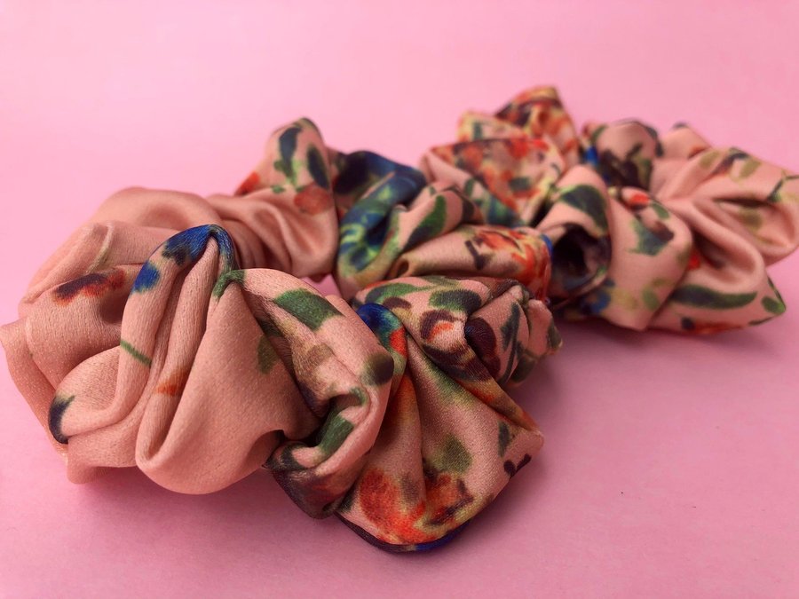 Scrunchie, korallfärg/rosa blommig, Hårsnodd i tyg, Handsydd