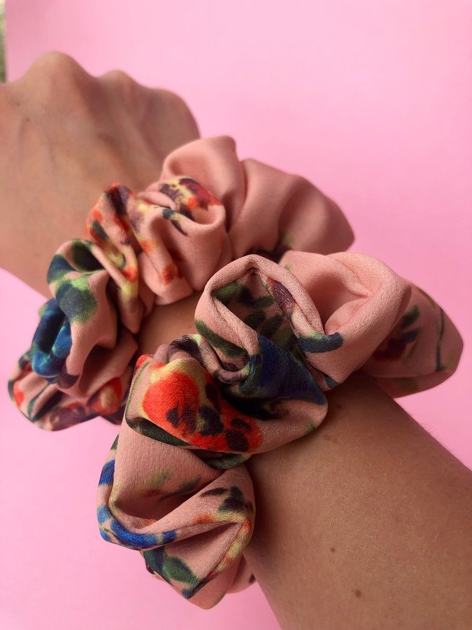 Scrunchie, korallfärg/rosa blommig, Hårsnodd i tyg, Handsydd