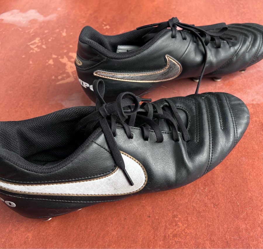 fotbollsskor Nike Tiempo stl 43