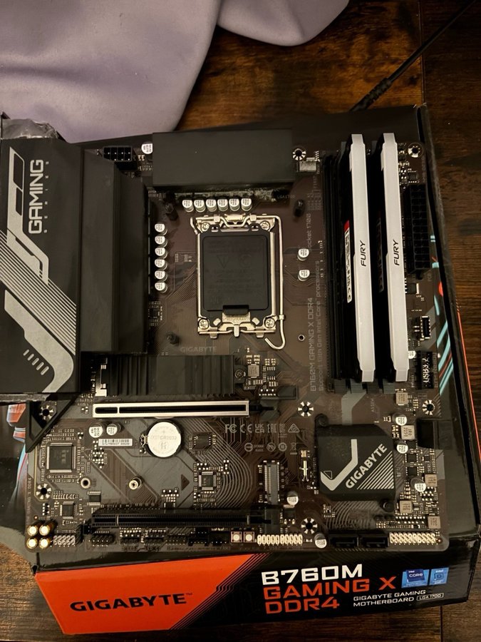 Gigabyte B760M Gaming + 16 gb 3200mhz kingston fury rgb