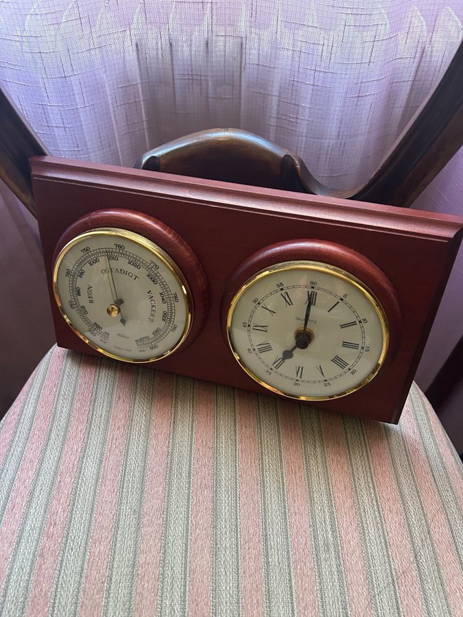 Fischer klocka med barometer i trä och mässing , fint design, vintage