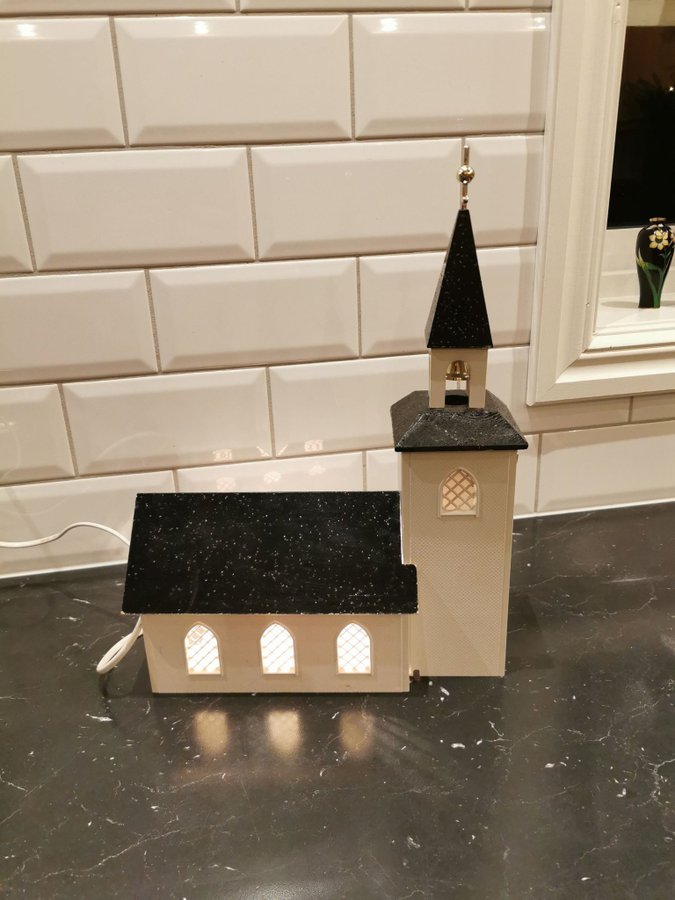 Julkyrka med spelverk och elektrisk belysning. Ekilstorps Slöjdindustri AB.