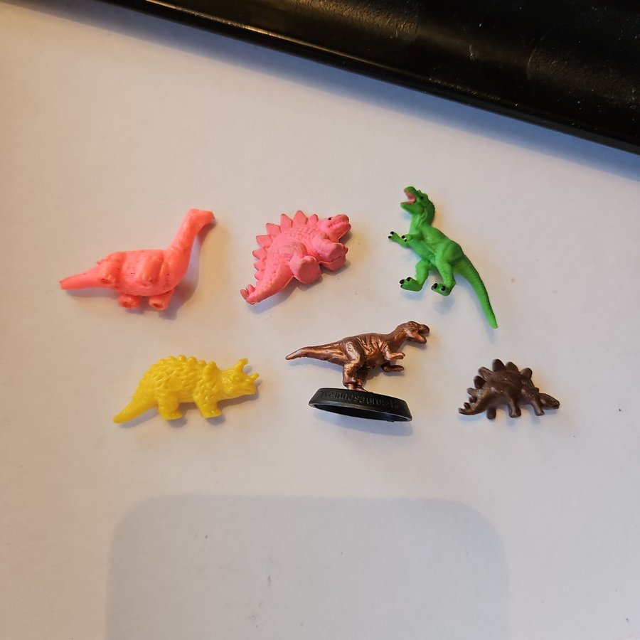 6 stycken små dinosauriefigurer