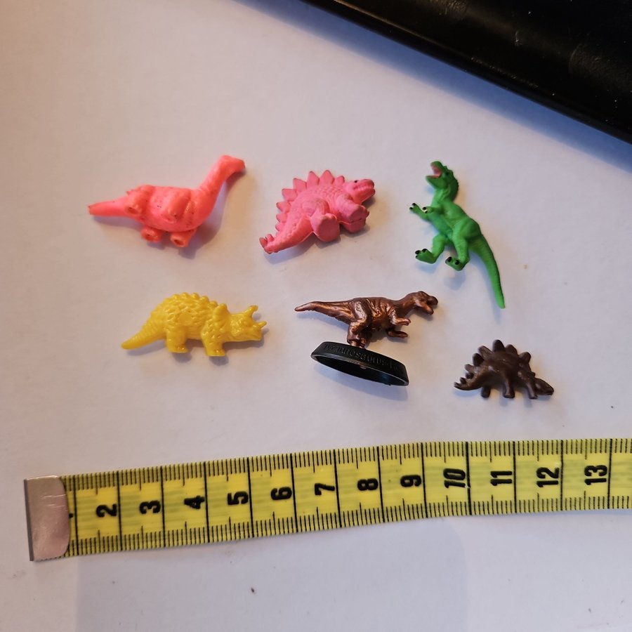 6 stycken små dinosauriefigurer