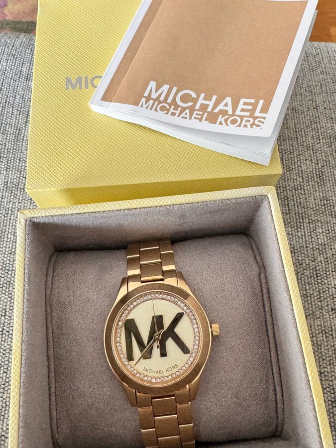 Heltny Michael Kors klocka.