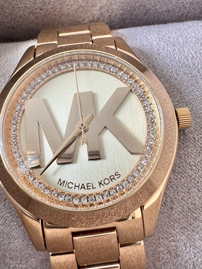 Heltny Michael Kors klocka.