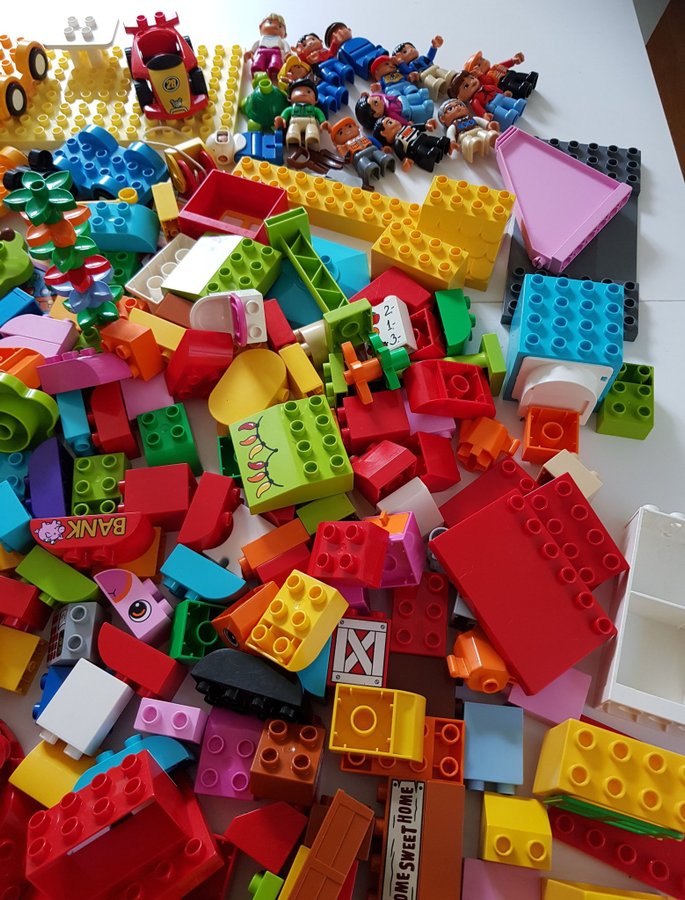 Lego Duplo olika bitar, bilar, figurer och annat. Vikt ca 3,9 kg