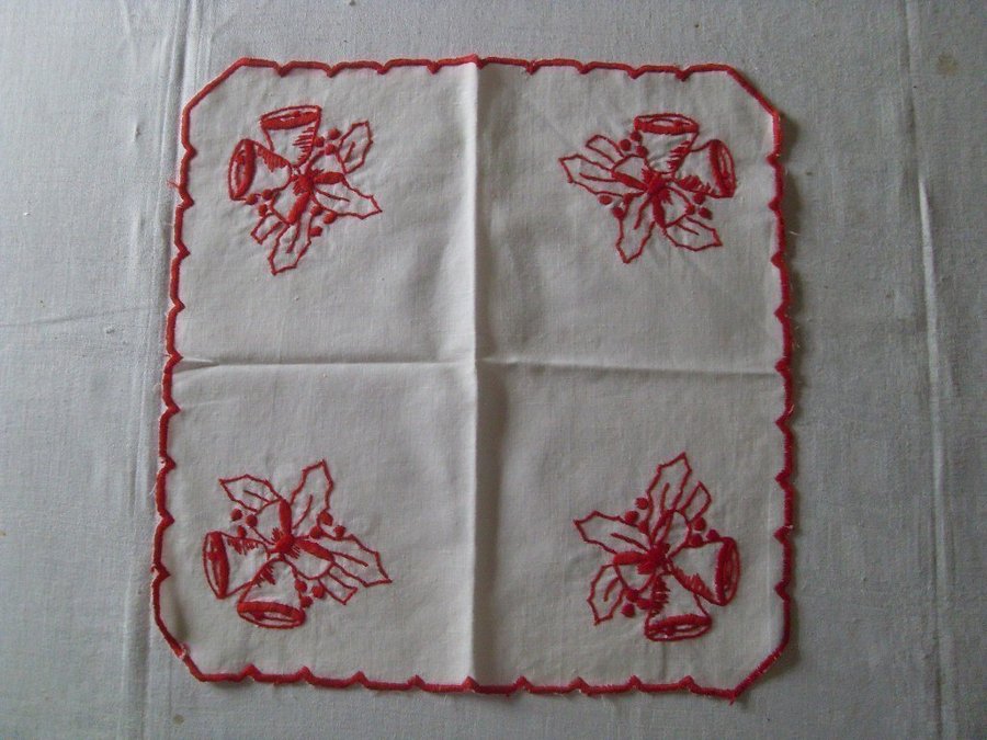 HANDBRODERAD BÖRDKORGSDUK/BORDSDUK LANGETT RUNT OM 34 x 34 CM