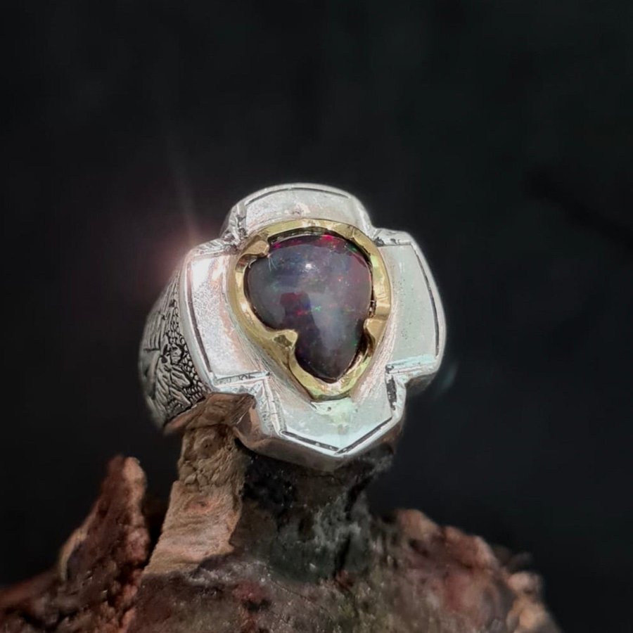 Handgjord ring med svart opal ,artdeco,klackring