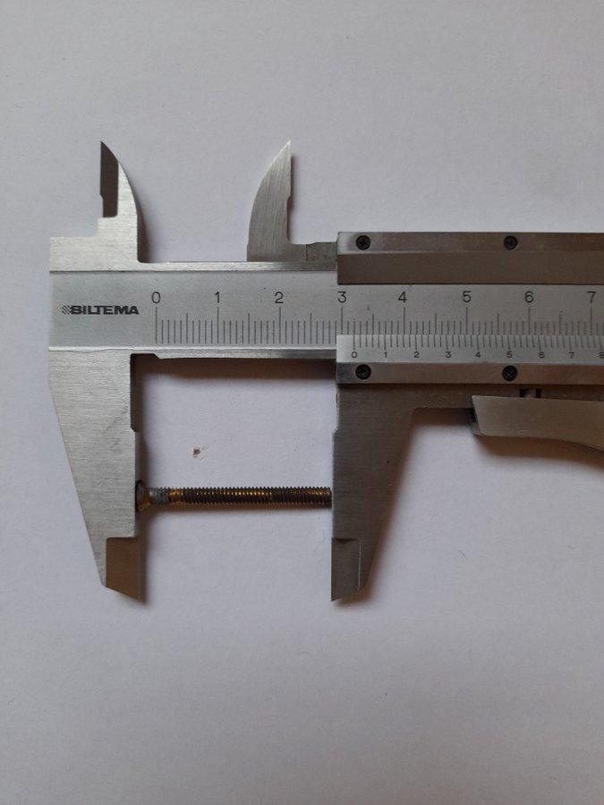 Äldre maskinskruv spårskruv mässing byggnadsvård 1/8 x 1 1/4 ?