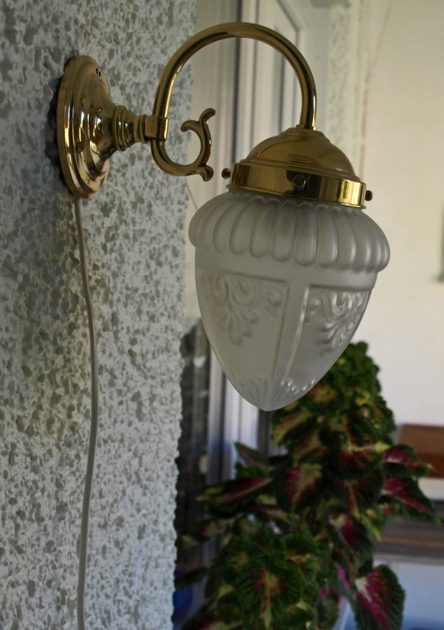 Vägglampa i mässing och glas jugendstil