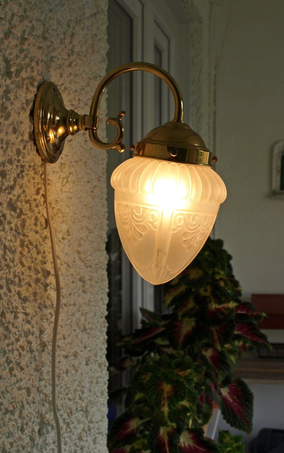 Vägglampa i mässing och glas jugendstil