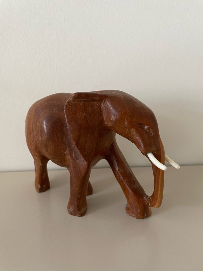 Träfigur i teak elefant antik