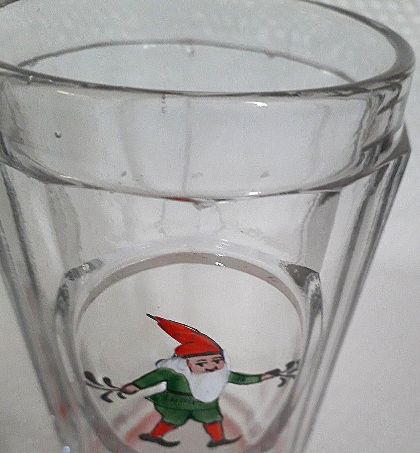 Två ovanliga glas julsenapsglas med emaljmålat tomte motiv tidigt 1900-tal.