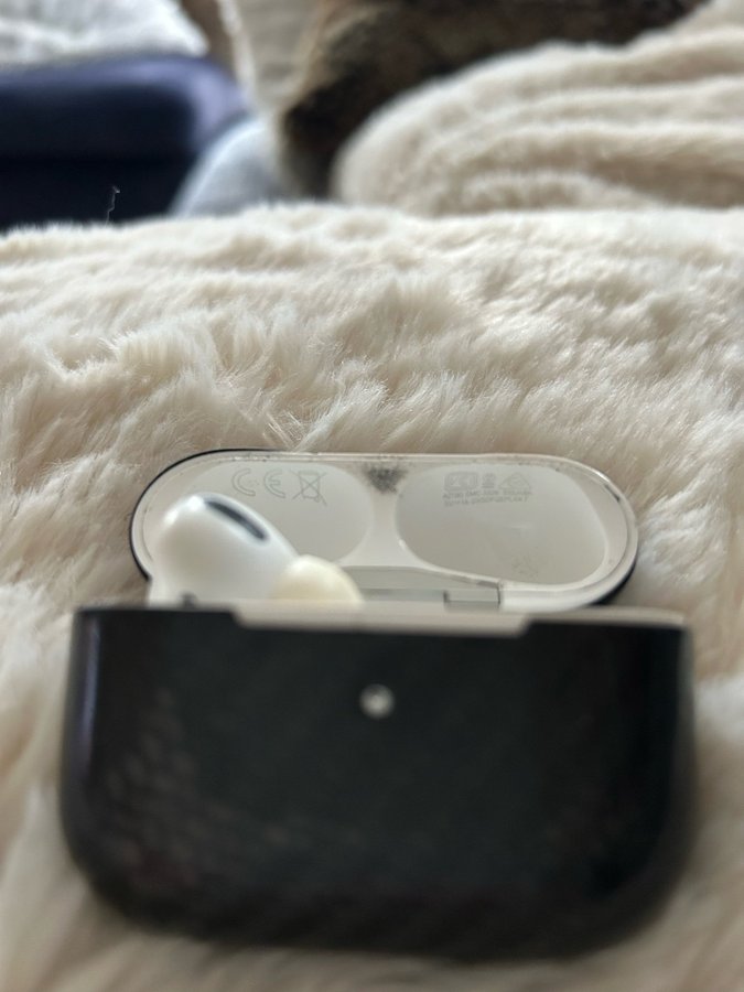 Apple airpods pro2 left AirPodcharging box+black carbon fibre case