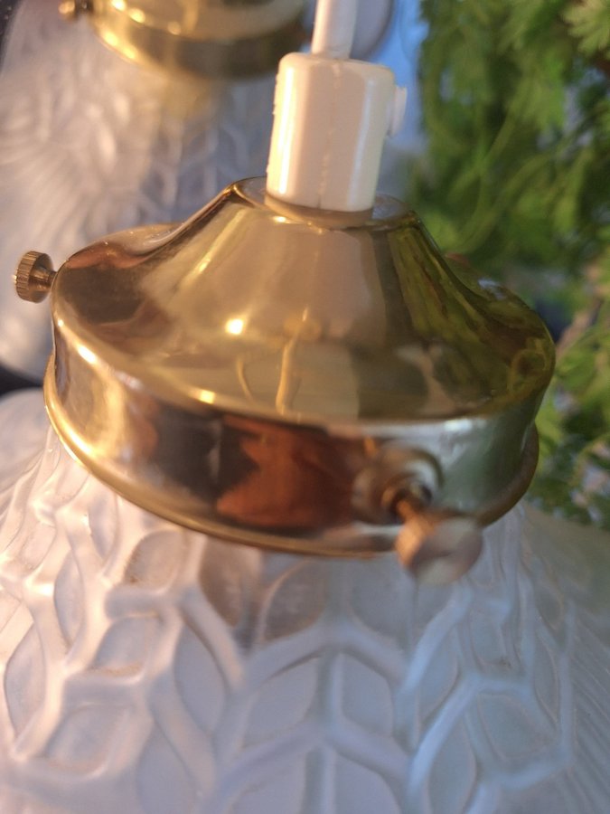 Vintage lampa med veckad skärm i frostad glas