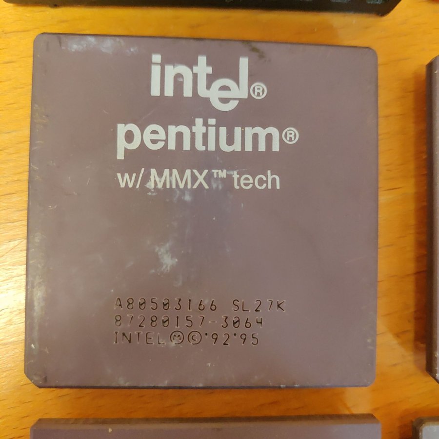 5 st retro Intel Pentium processorer