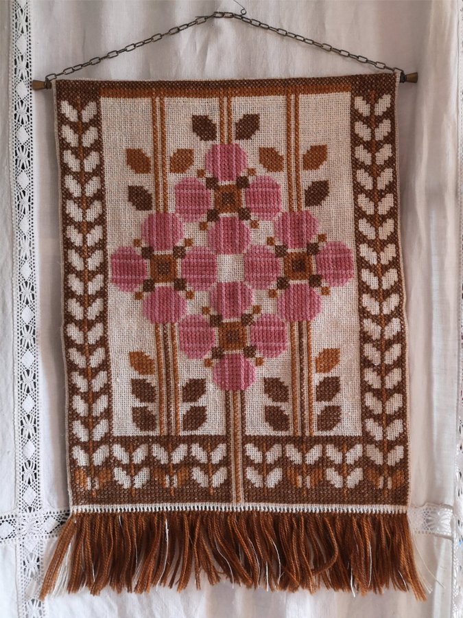 Vacker handbroderad bonad juteväv Jugendmotiv 34x51cm Ypperligt skick