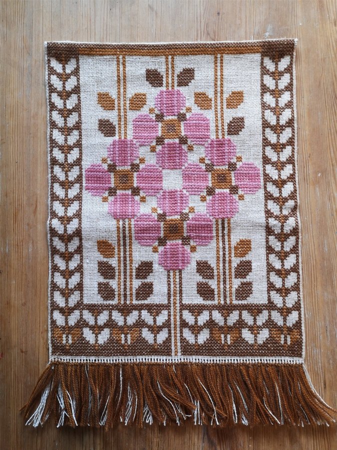 Vacker handbroderad bonad juteväv Jugendmotiv 34x51cm Ypperligt skick