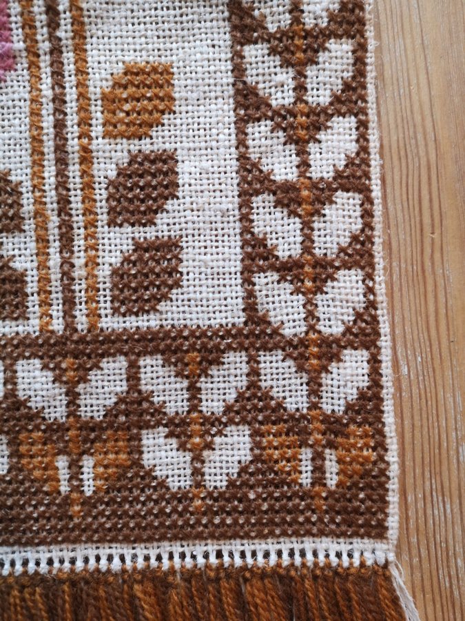 Vacker handbroderad bonad juteväv Jugendmotiv 34x51cm Ypperligt skick