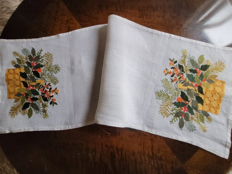 Fin handbroderad Advent/Jul duk Clara Waever/Eva Rosenstand 99×32cm jul advent