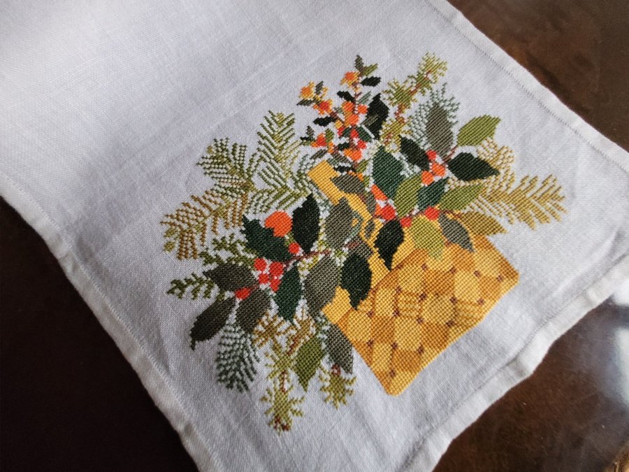 Fin handbroderad Advent/Jul duk Clara Waever/Eva Rosenstand 99×32cm jul advent