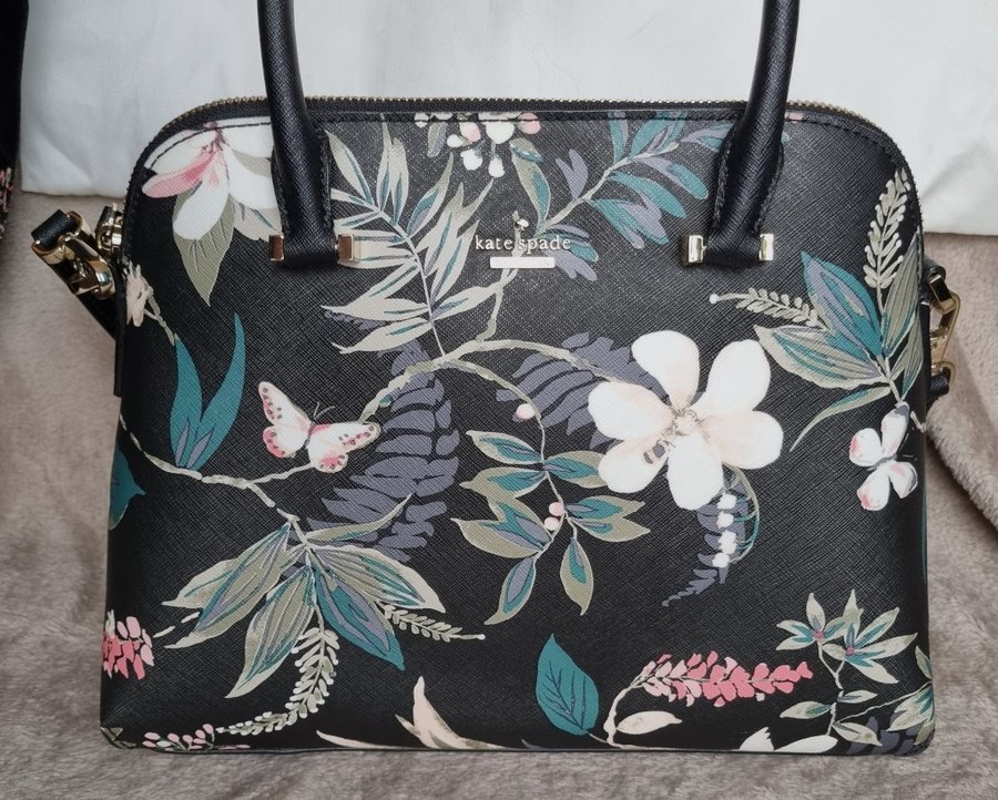 Kate Spade: Svart med fint blomtryck. Nyskick! + Matchande sjal. Höst fin!