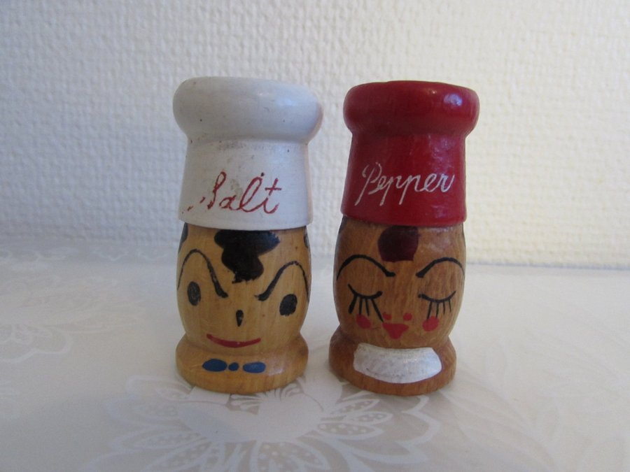 Salt- och pepparkar med ansikten retro trä röd vit kockmössa salt pepper