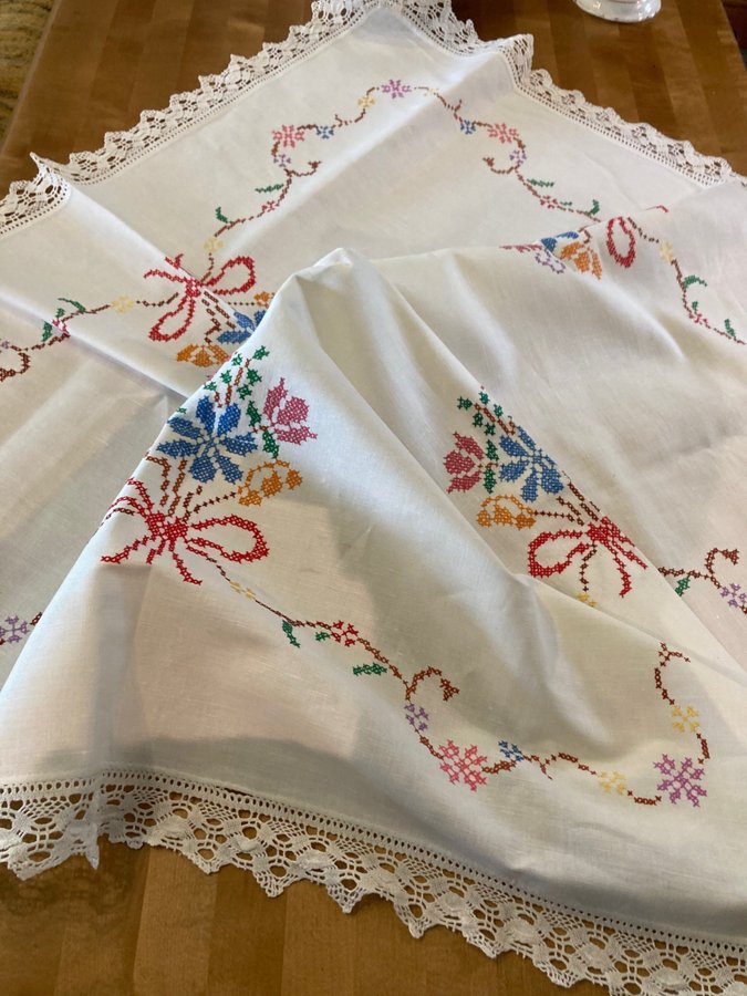 Vintage handbroderad duk med spets dukar i linne med vackert broderi