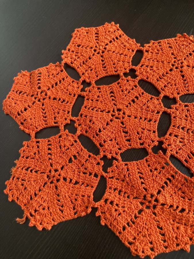 2 virkade små dukar orange rost doily retro vintage rund höst