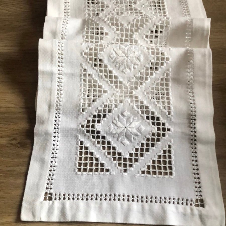 Handbroderad Hardanger löpare