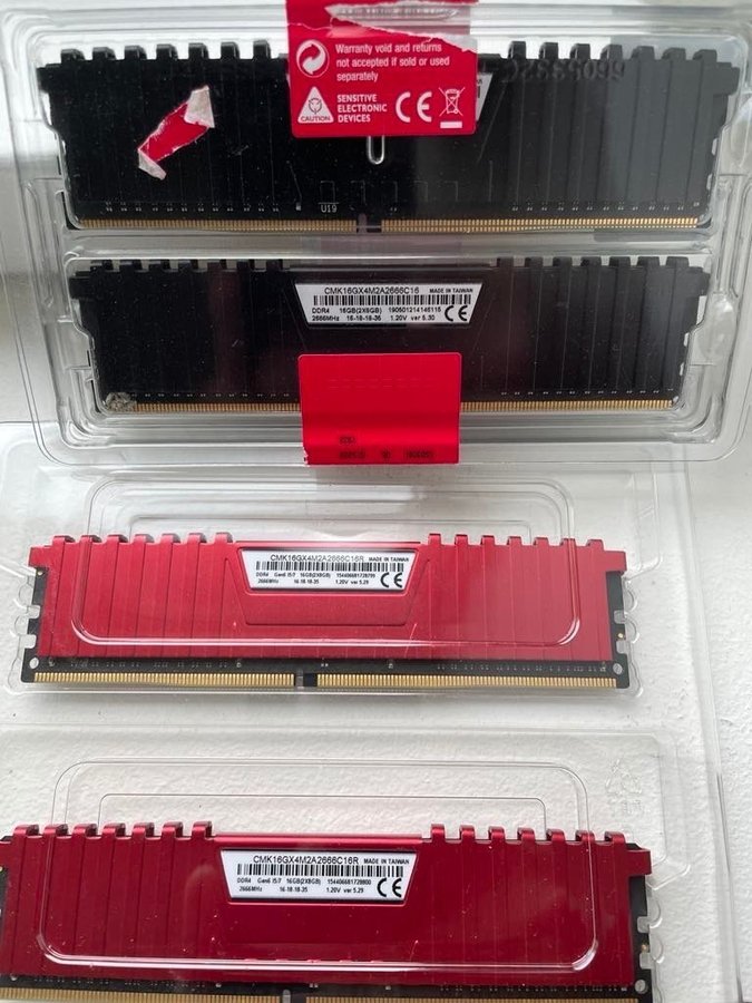 4x8 GB DDR4 Ram. Modell enligt foto