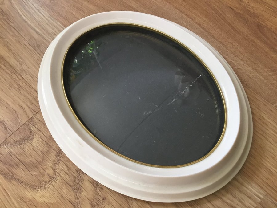 Klassisk oval retro ram, fotoram i benvit Bakelit med äkta glas  guldkant