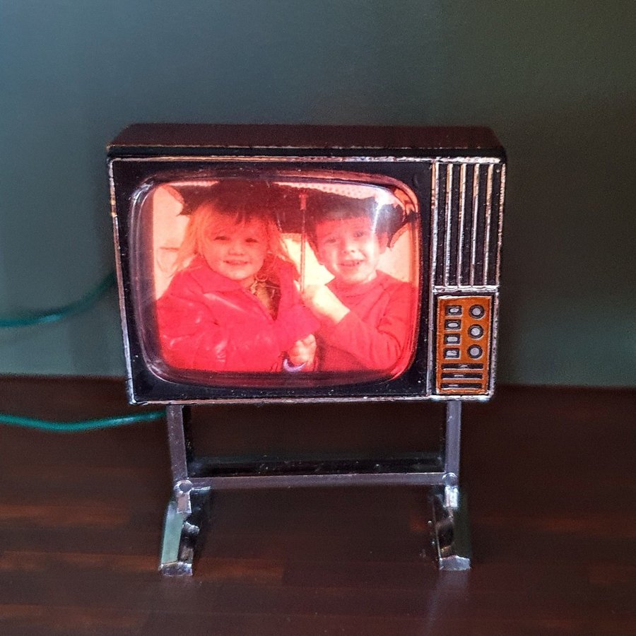 Lundby TV tjock tv med barn i regn. El Vintage retro