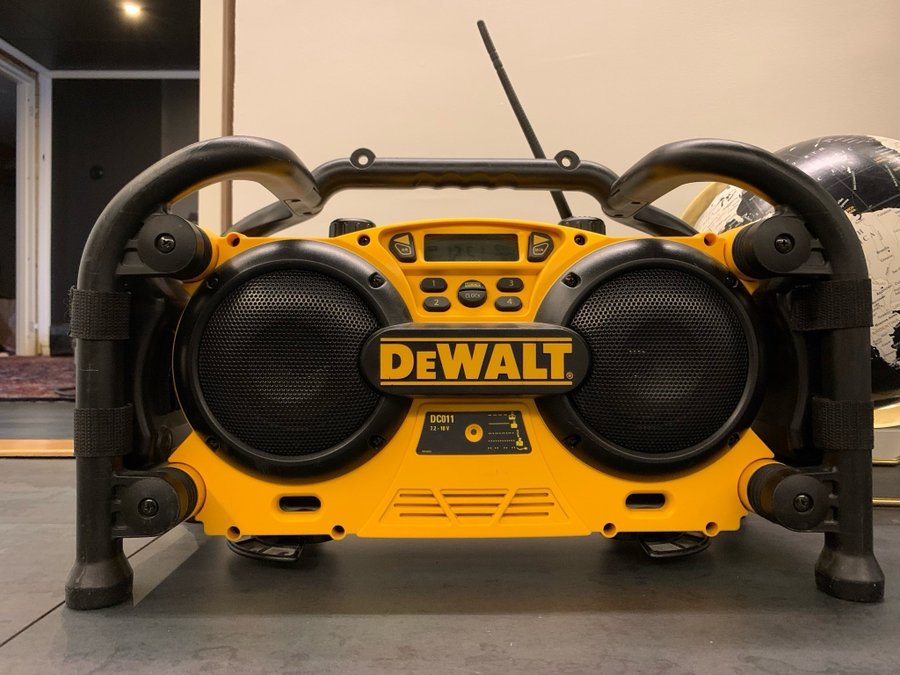 DEWALT DC011 Radio