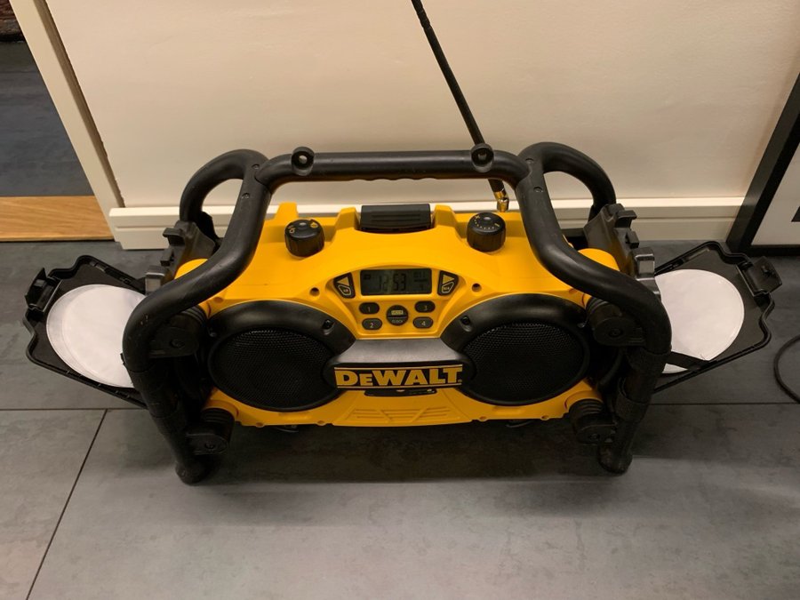 DEWALT DC011 Radio