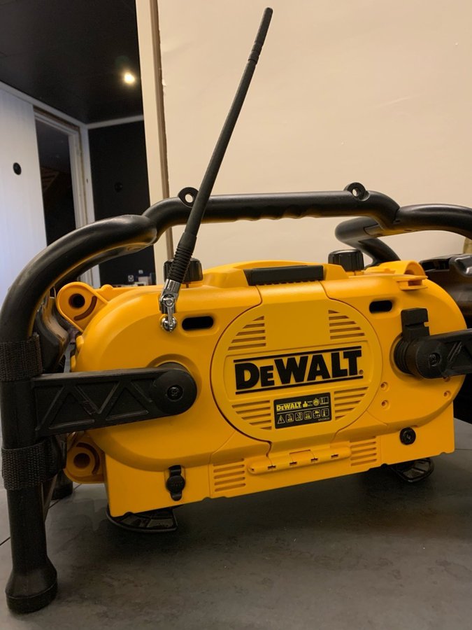 DEWALT DC011 Radio