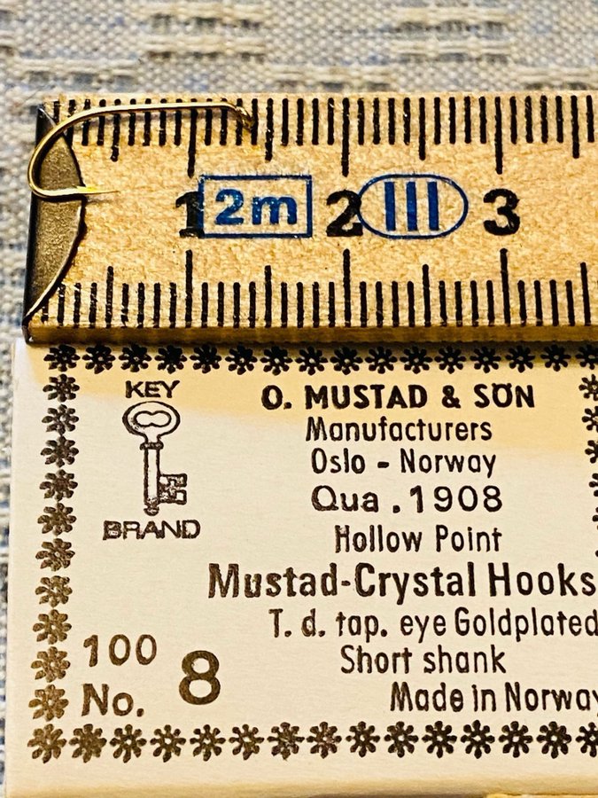 MUSTAD nr8. Qual 1908 . Äkta guldplaterade flugkrokar . 100st i sin original ask