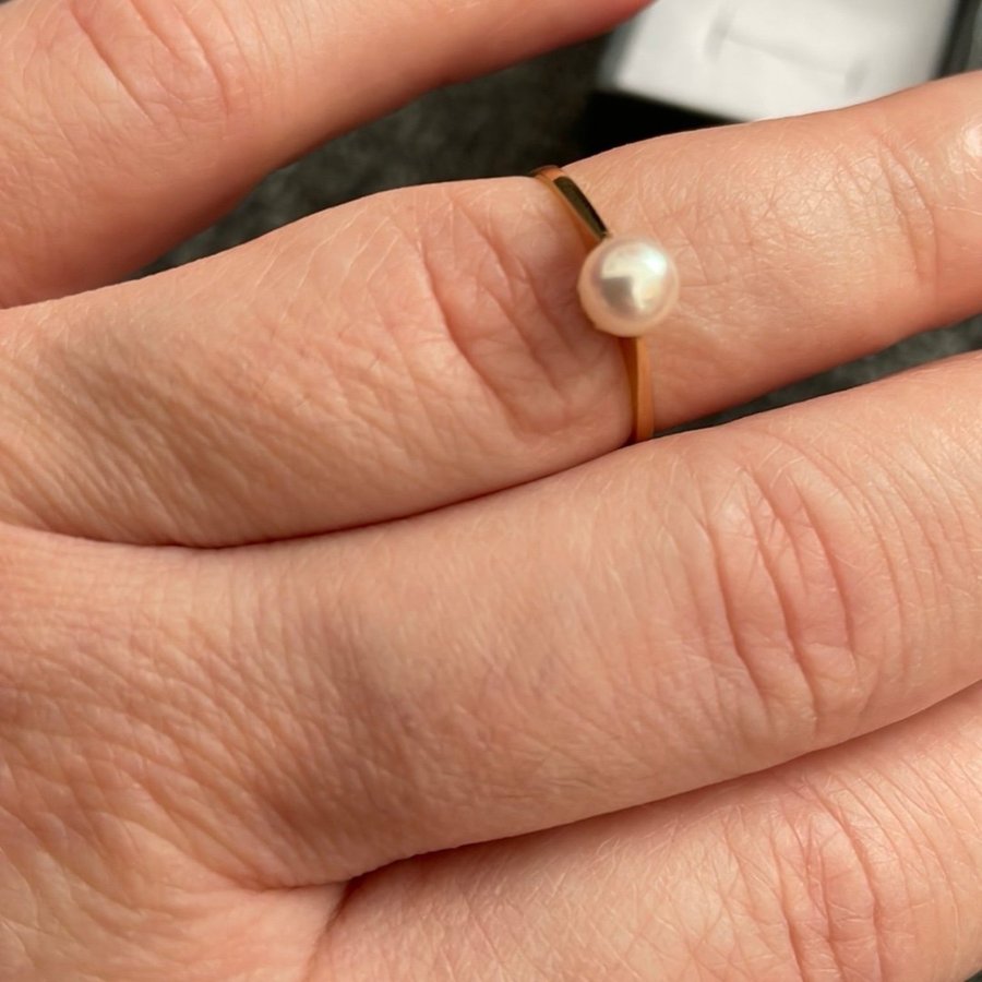 18 k ring med pärla