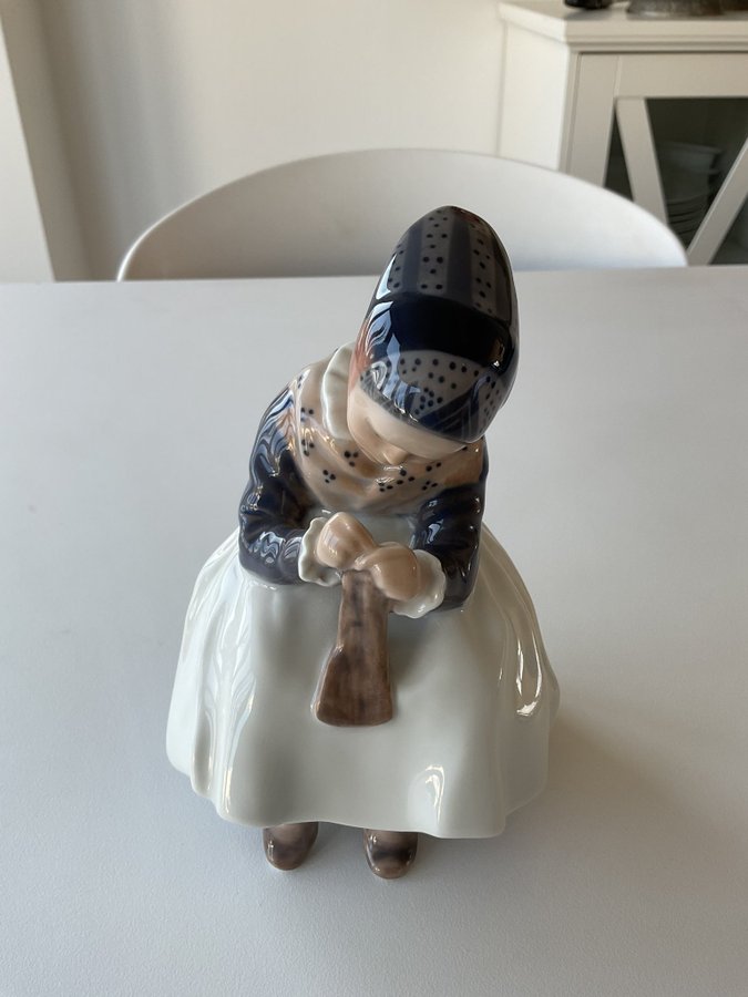 Royal Copenhagen figur - Flickan med stickning Amagerpie No1314