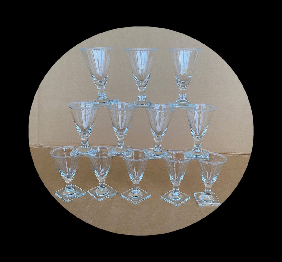 VINTAGE 12 SNAPSGLAS I KRISTAL "EKEBERGA PÄRLBAND" DESIGN ELIS BERGH KOSTA BODA