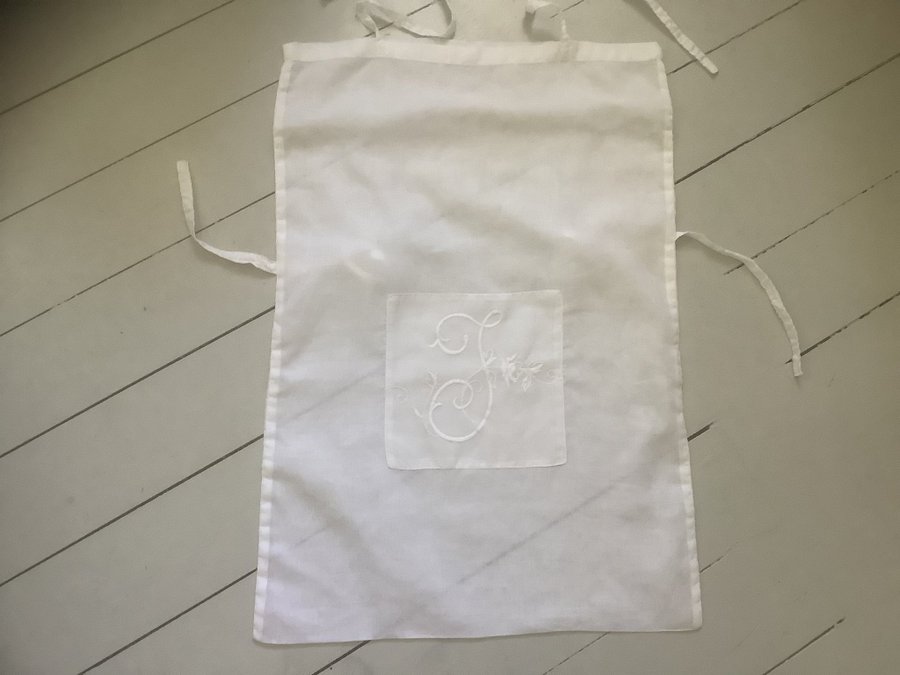 Vit förvarings påse med knytbandbroderat monogram