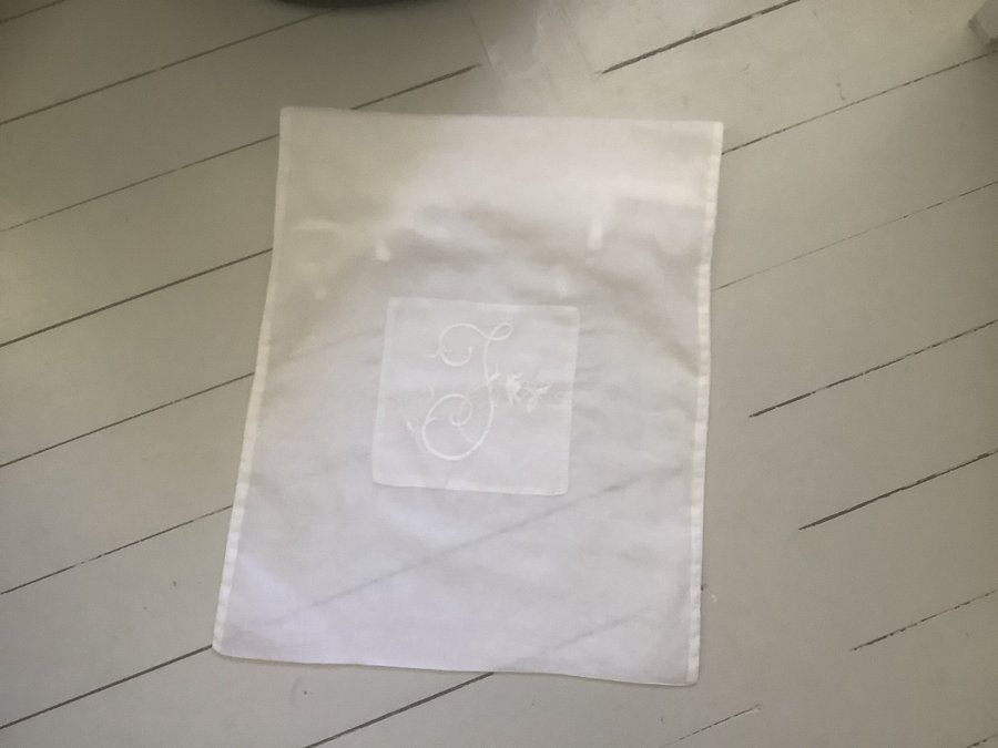 Vit förvarings påse med knytbandbroderat monogram