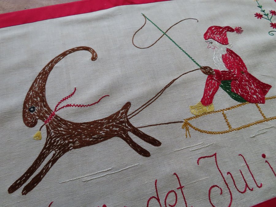 Äldre Handbroderad Julbonad Tomte i Släde Julbock Retro