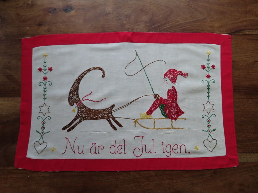 Äldre Handbroderad Julbonad Tomte i Släde Julbock Retro