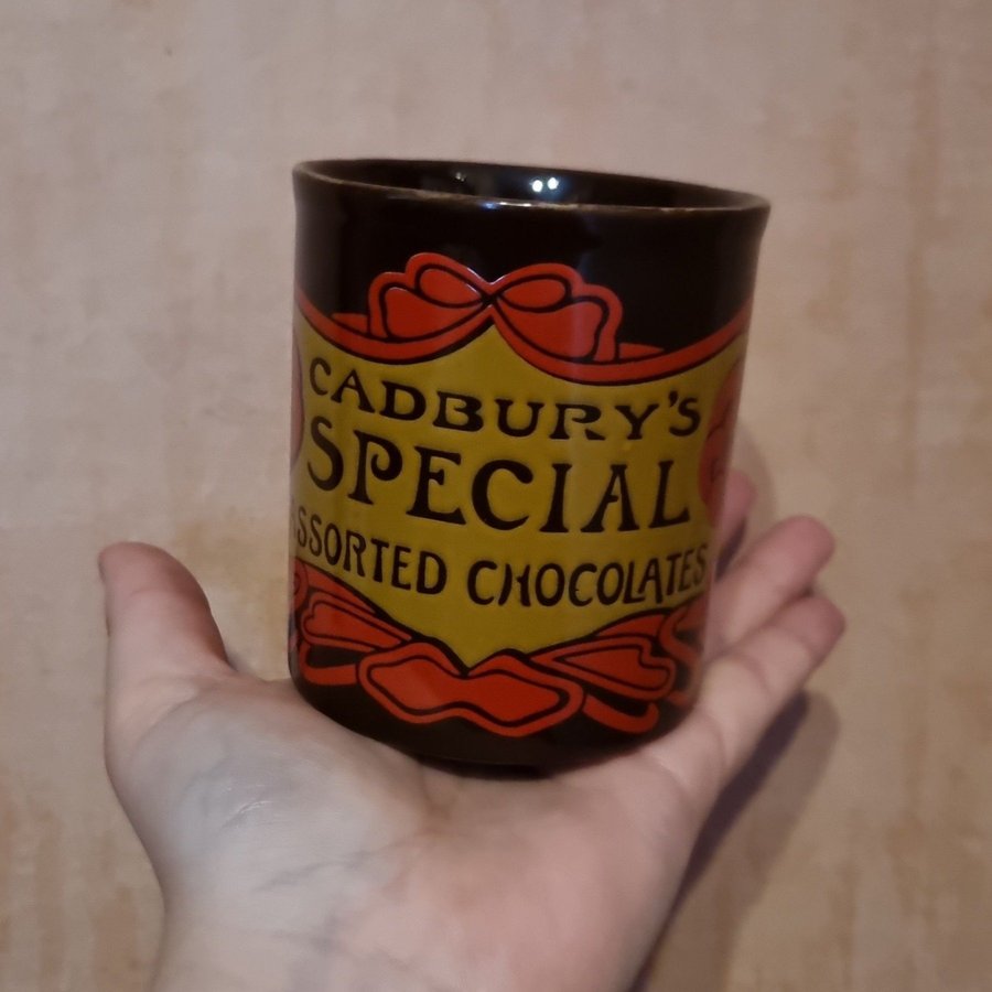 Vintage Cadbury's Special Assorted Chocolates mugg i Art Nouveau stil 1990